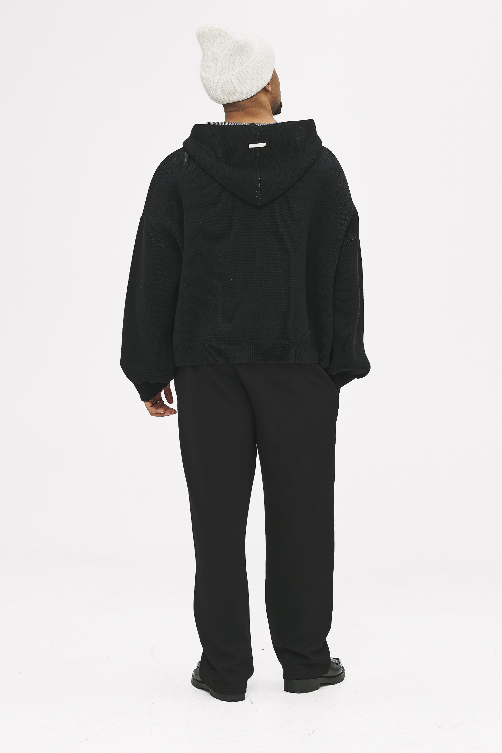Ganzkörper_back_VOLUME HEAVY KNIT HOODIE BLACK