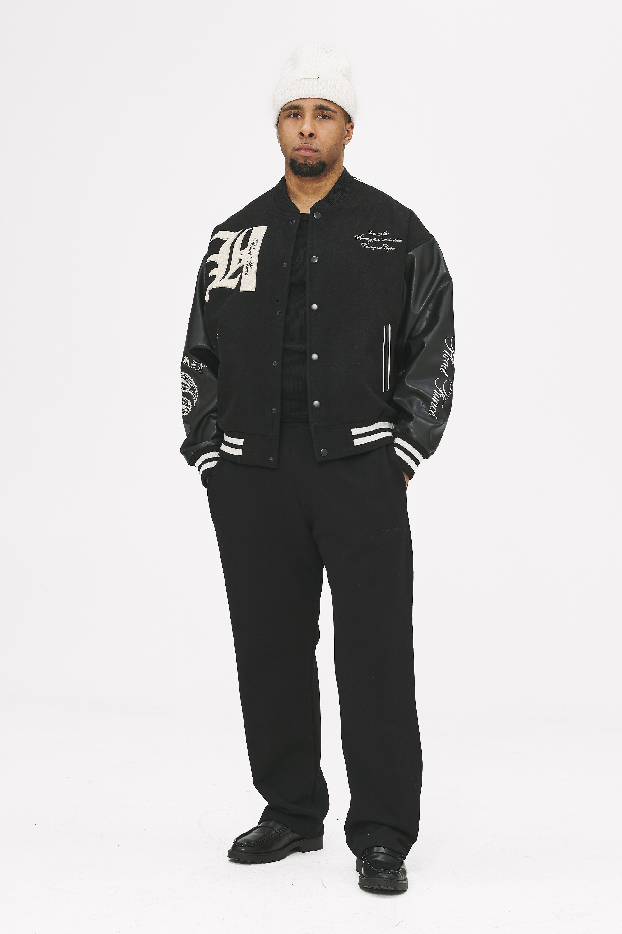 Ganzkörper_front_RECORDS VARSITY JACKET BLACK